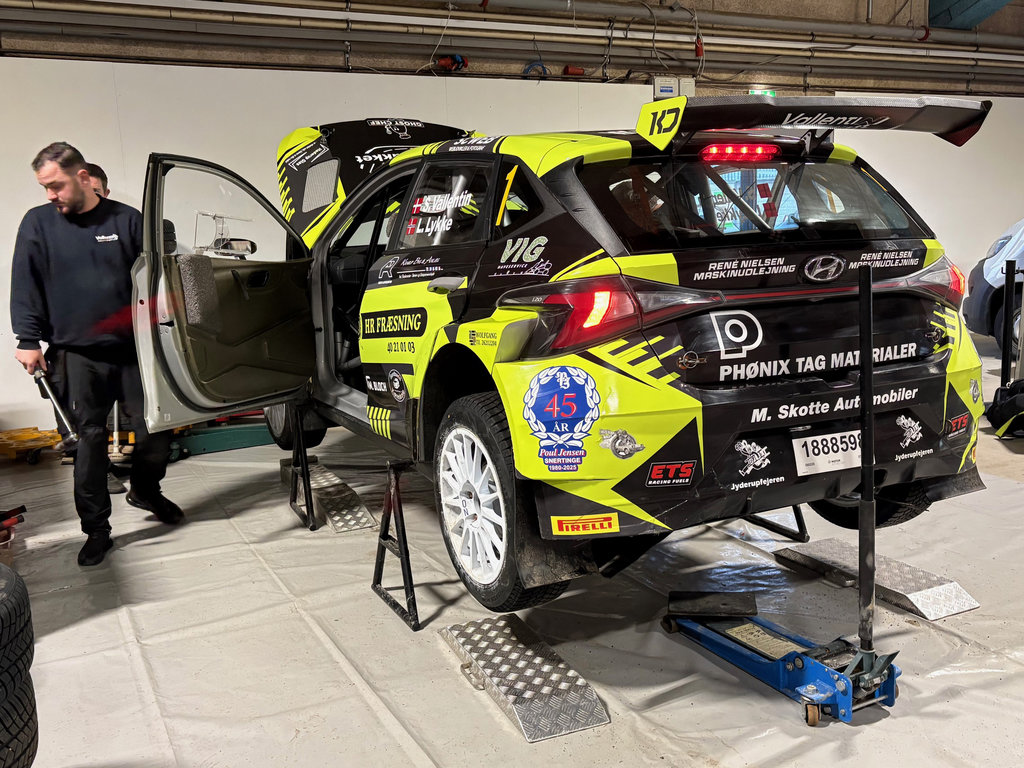 Vallentin Rallysports servicefolk sørgede som vanligt for at holde den iltre Hyundai i20N Rally2 på de høje nagler. Der var et rally, som skulle vindes og nogle turneringspoint, som skulle sikres. Det sidste lykkedes.
(Foto: Lonnie Spangenberg)